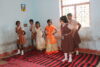 Školačky v Kandhamalu předvádějí tradiční tanec