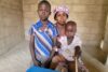 Mary Emanuel se dvěma ze svých čtyř dětí. Její starší syn (vlevo) trpí od pádu bolestmi břicha