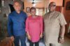 Křesťanský prezidentský kandidát Peter Obi navštívil Jennifer Efidiovou poté, co byla napadena. Vpravo manžel Jennifer