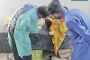 Lékaři v nemocnici v Láhauru ošetřují Samiřino zranění