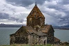 Klášter z 9. století na břehu jezera Sevan